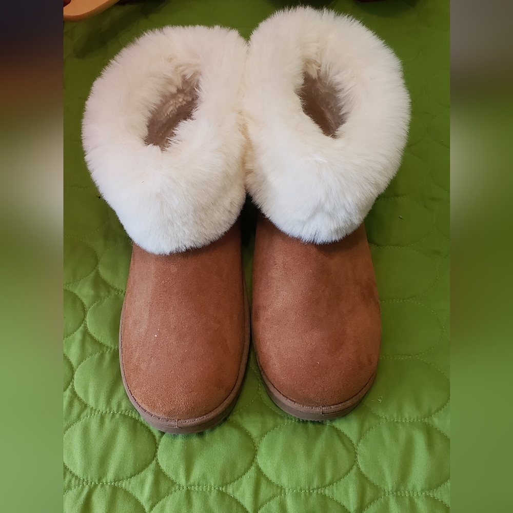 SO Women's Tan and White Fur-Lined Ankle Boots